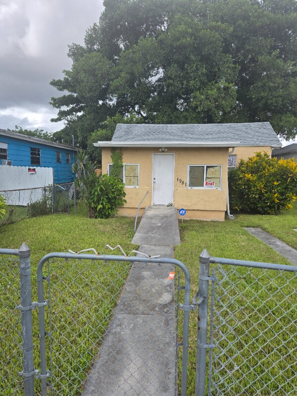 Foto principal - 1951 NW 49th St
