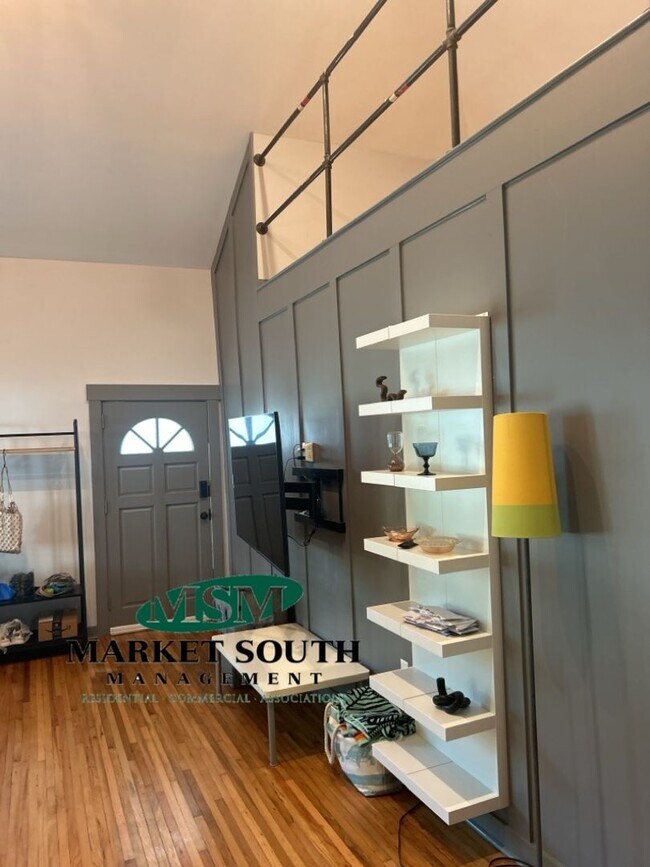 Building Photo - Adorable Westside Home