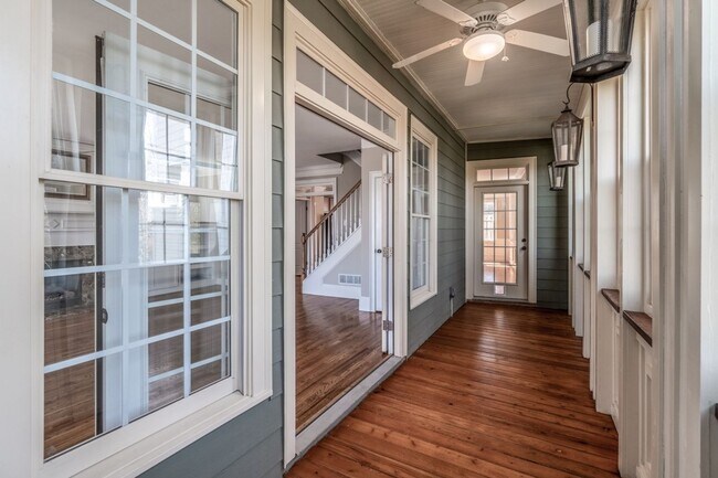 Building Photo - Beautiful 3 bedroom 2.5 bath townhome near...