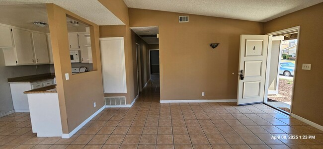 Foto del edificio - Orcutt Single Story Knollwood Terrace Condo with Attached One Car Garage