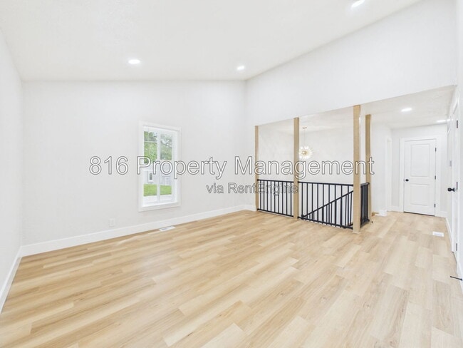 Building Photo - 9524 Manning Ave