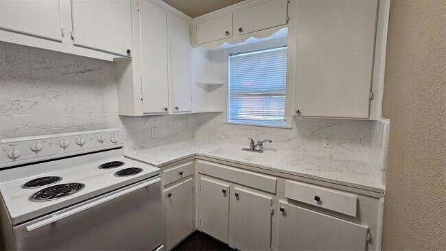 Building Photo - 7623 Pecan Villas Dr
