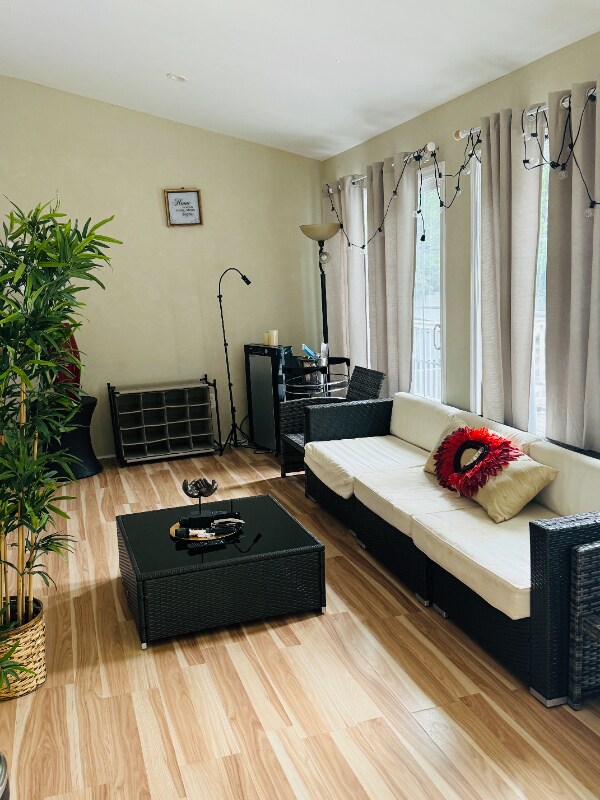 Foto del edificio - 34 Rockview Ave