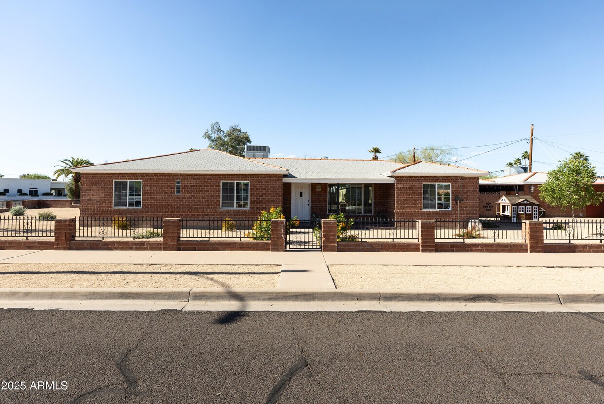 Foto principal - 1330 E Monte Vista Rd