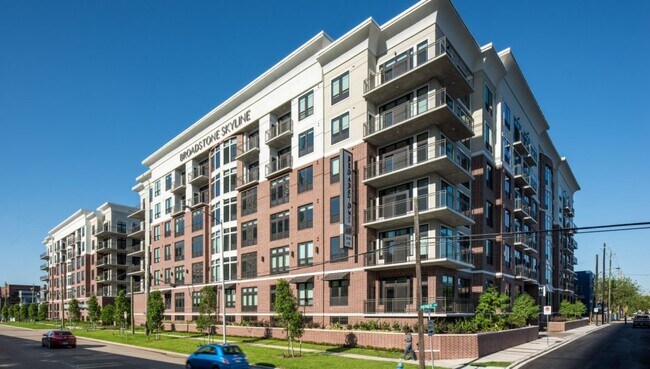 Foto del edificio - A New 2 BR, Very Comfy, Probably Made of P...