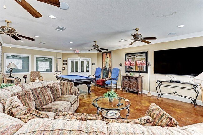 Foto del edificio - Beautiful 1st Floor Corner Condo – Modern ...