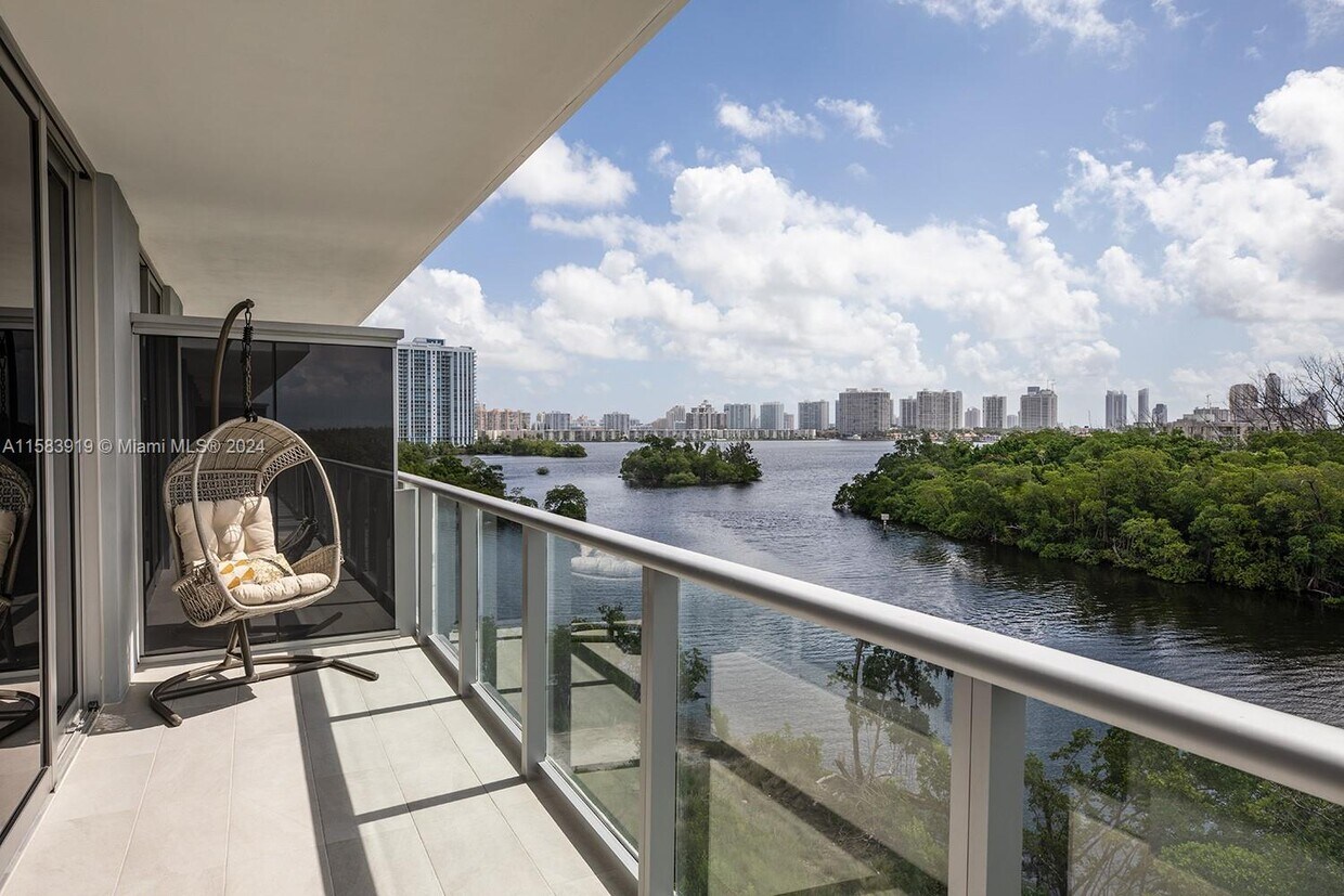 Primary Photo - 16385 Biscayne Blvd