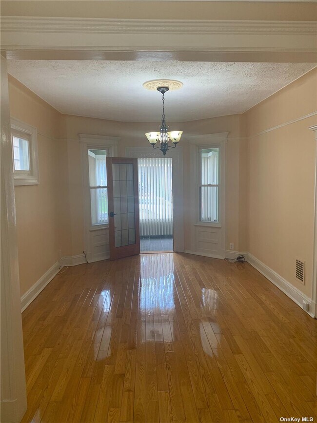 Foto del edificio - 80-88-88 88th Ave