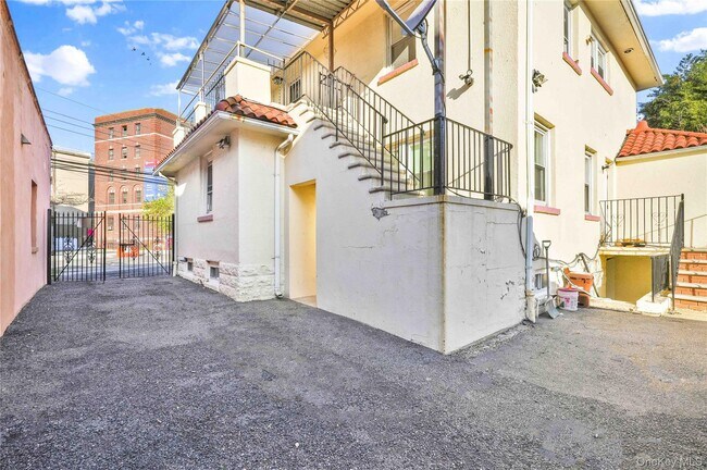 Foto del edificio - 43-45-45 Parsons Blvd
