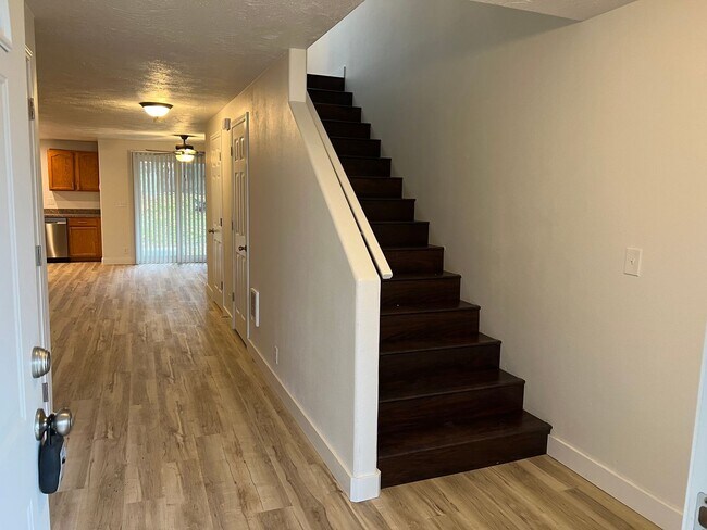 Building Photo - Freshly updated 3 bedroom 1 1/2 bathroom d...