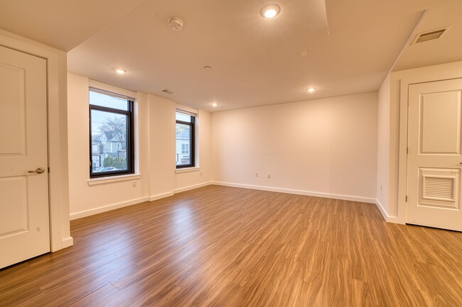 Building Photo - 957 Broadway