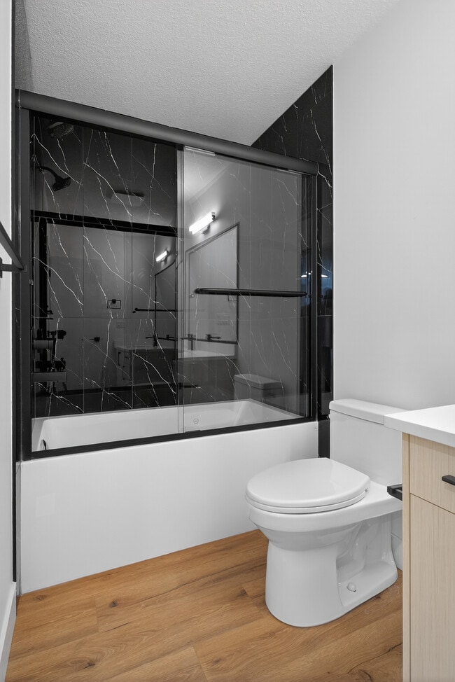 Photo du bâtiment - 8719-87177 77 Ave NW