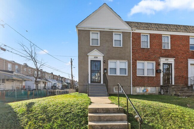 Building Photo - Finished Basement & Fenced Backyard!