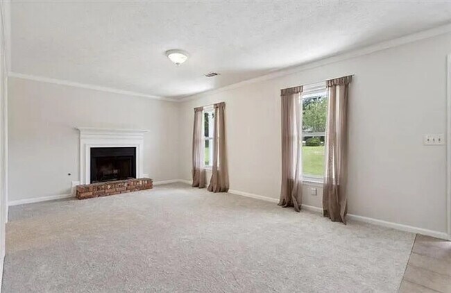 Foto del edificio - Room in House on Brooks Dr