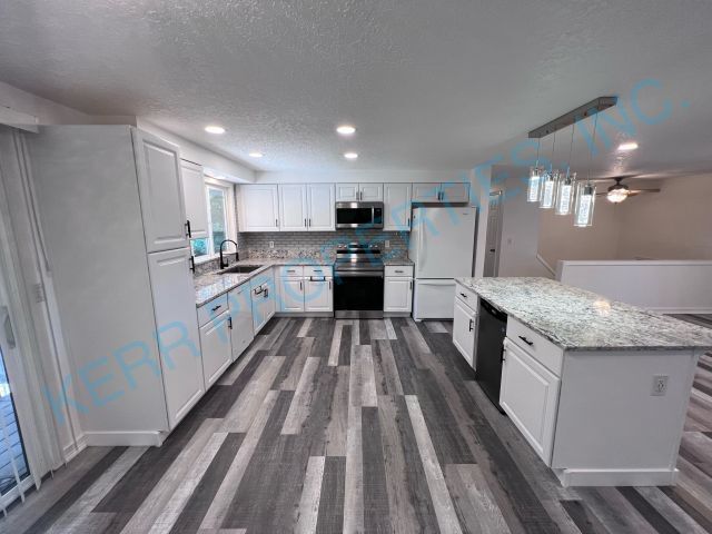 Building Photo - 4 Bd / 3 Bth - Fireplace - A/C - Attached ...