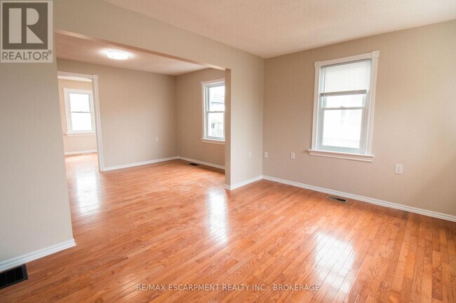 Photo du bâtiment - 539 Woodlawn Rd