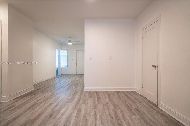 Foto del edificio - 7325 Carlyle Ave