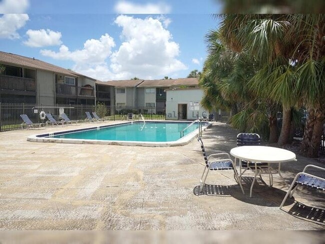 Foto del edificio - Waterfront 2BR Condo with Private Garage and Water Views in Tampa