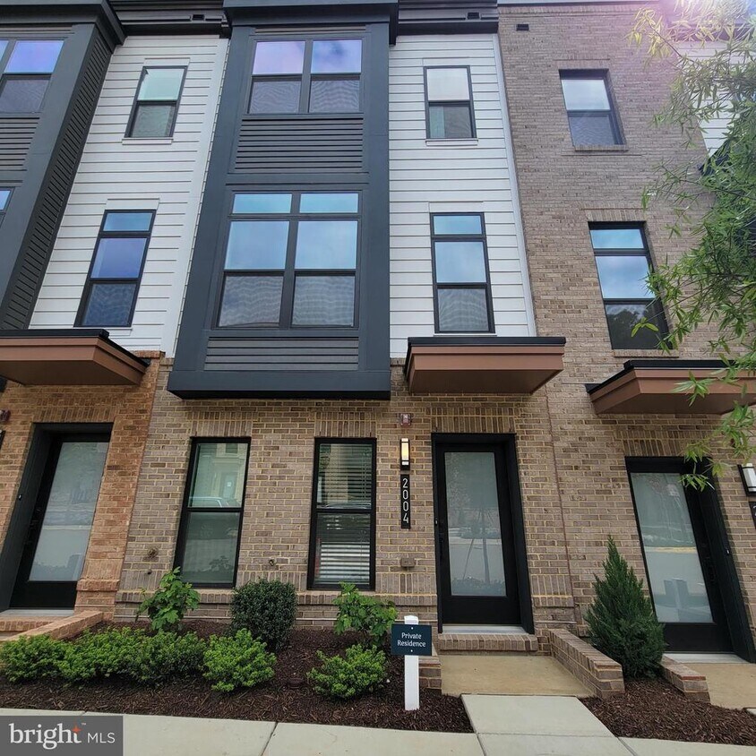 Foto principal - 2004 Tysons Ridgeline Rd