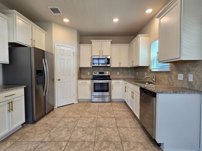 Building Photo - AVAILABLE NOW!