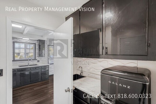 Building Photo - 3 bedroom, 2 bathroom single-family home w...
