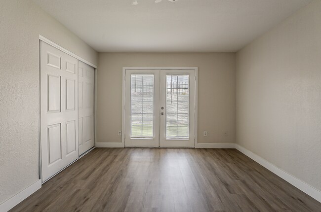 Building Photo - Clean! 3 bed 2 bath Town Home - Central PHX - Gated - Pool!