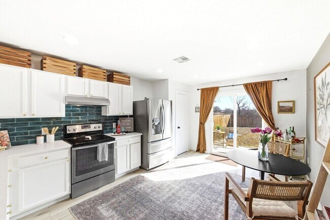 Foto del edificio - 5905 Los Dios Pl