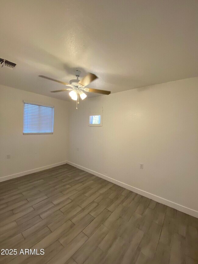 Foto del edificio - 1442 E Polk St