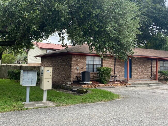 Building Photo - 5555 Playa Way