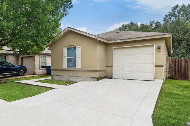 Building Photo - 323 Amberdale Oak