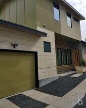 Building Photo - 607 Peacock Ln