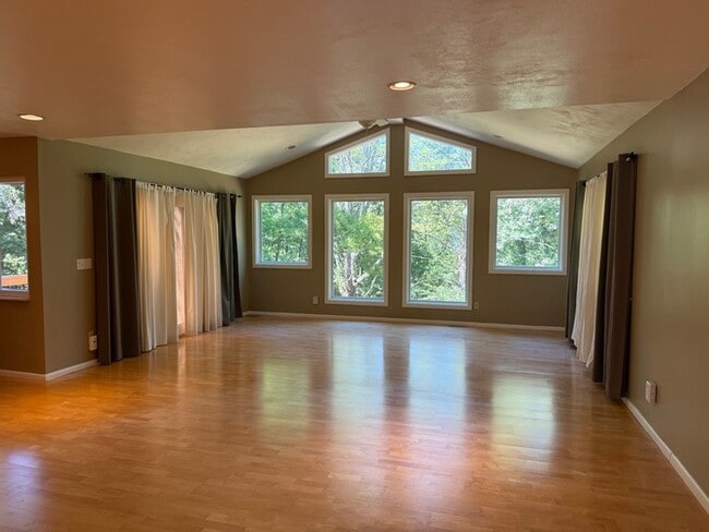 Building Photo - Lindbergh Schools 3BD 2.5 Bth Open Floor Plan