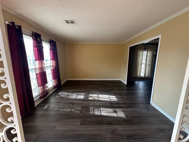 Foto del edificio - 743 Leicester Dr