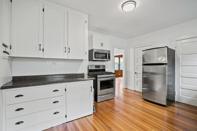 Foto del edificio - 14 Nahanton Ave