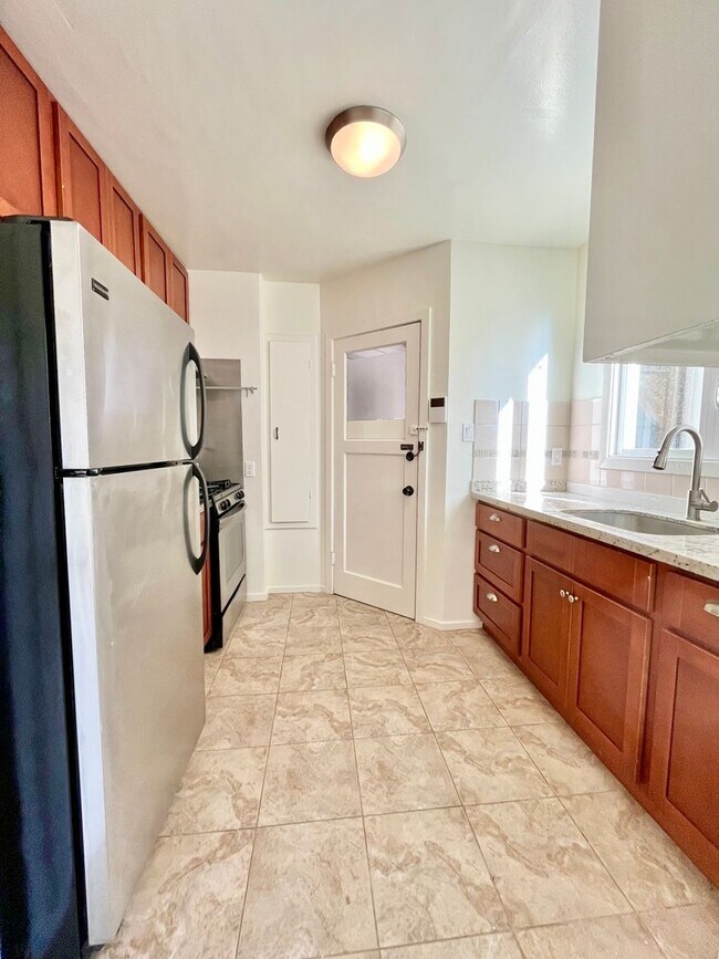 Foto del edificio - Located on amazing Lake Street 1Bed/1Bath