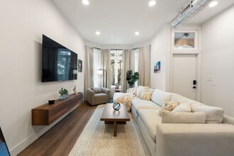 Building Photo - 1543 N Claremont Ave