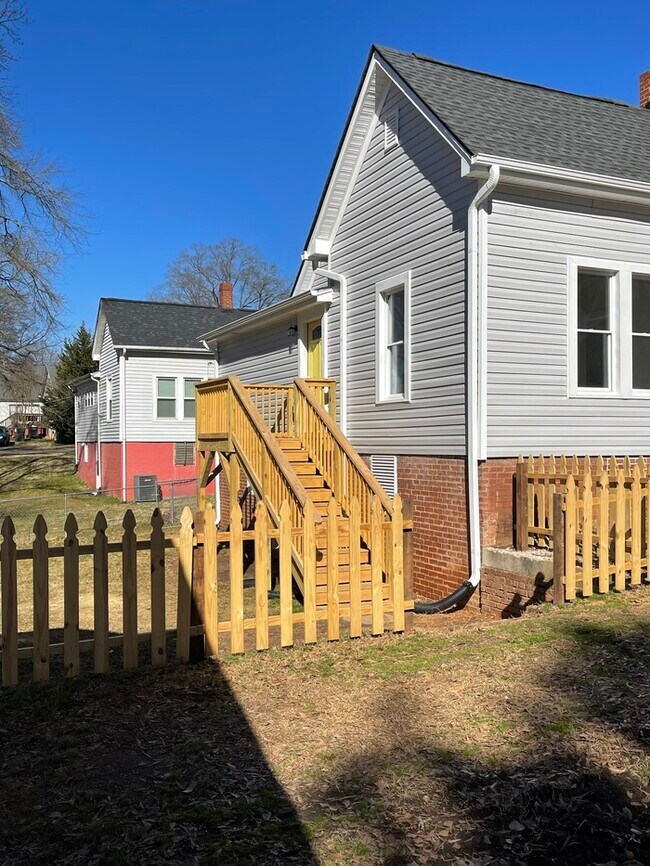 Building Photo - 487 Harris St NW