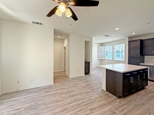 Foto del edificio - Bright & Inviting 2BR/2.5BA Townhome Near ...