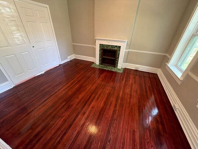 Foto del edificio - Spacious lower level apartment!