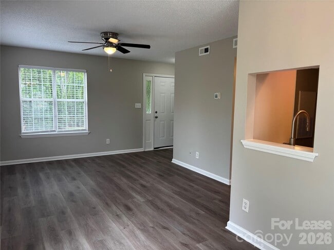 Foto del edificio - 1000 Mt Holly-Huntersville Rd