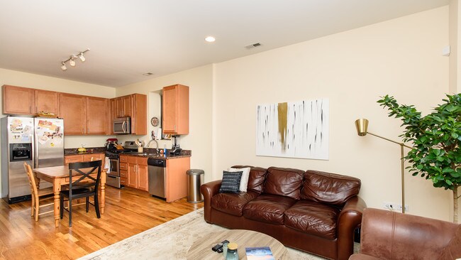 Foto del edificio - 737 N May St