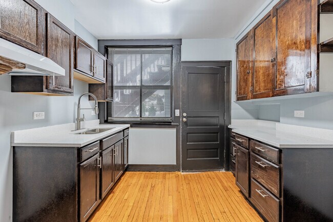 Foto del edificio - 3021 W 58th St