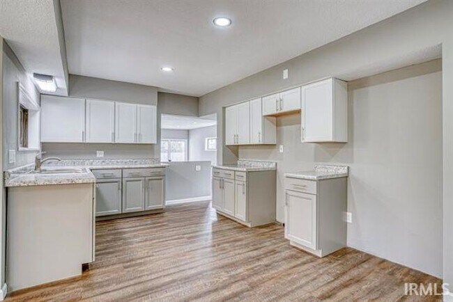 Foto del edificio - 1342 W Dupont Rd