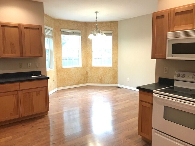 Foto del edificio - Beautiful 3 Bedroom 2 Bathroom House  **2 ...