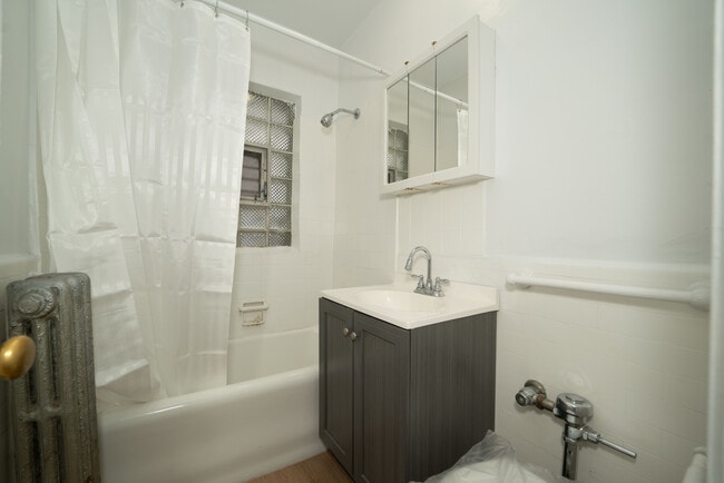 Building Photo - 515 W. Briar