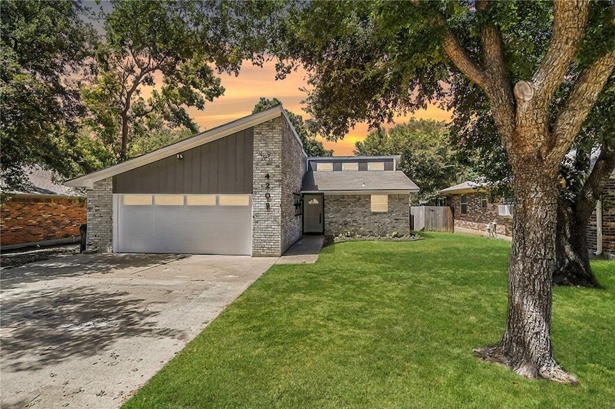 Photo - 4209 Woodcrest Dr