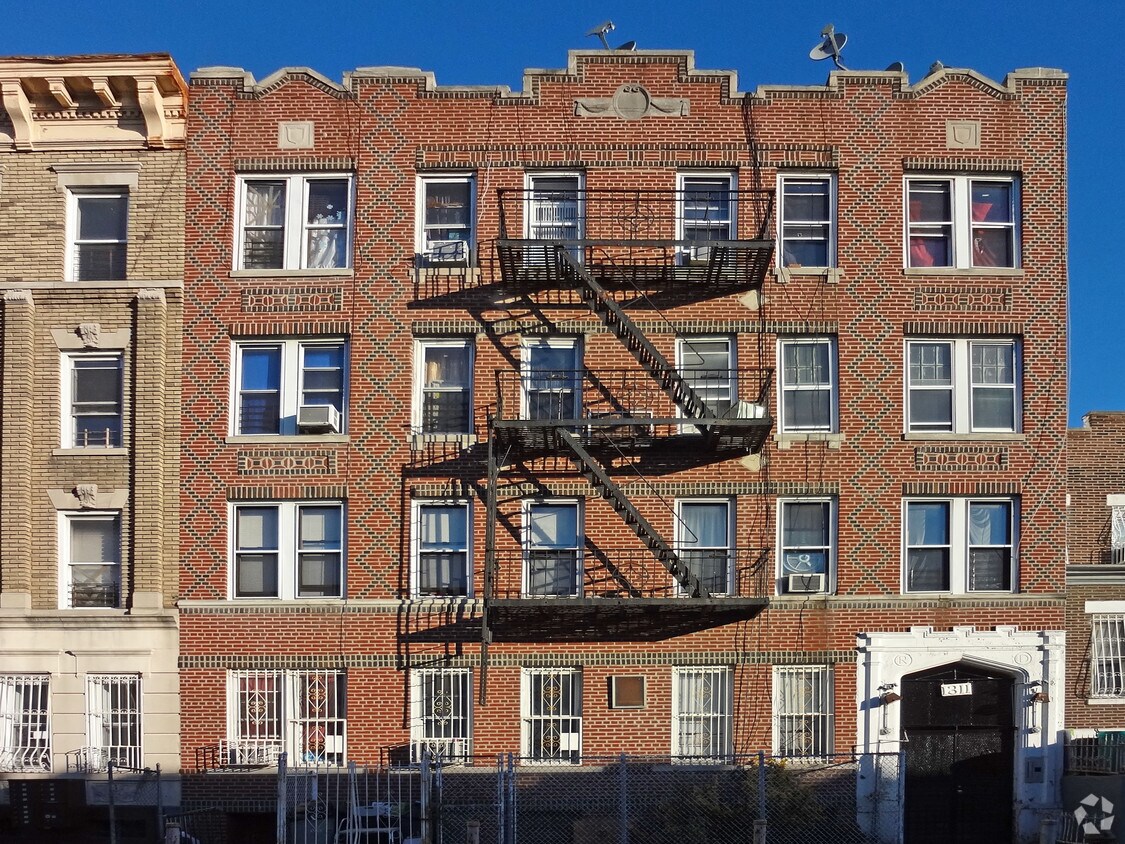 Building Photo - 1311 Lincoln Pl