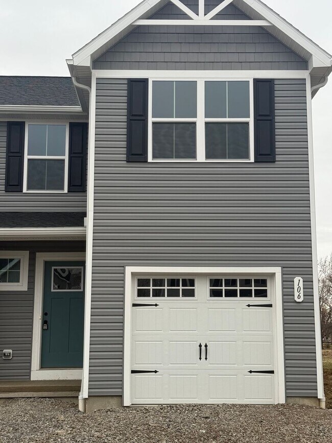 Building Photo - Charming 3 bedroom 2 1/2 bath in West Sene...