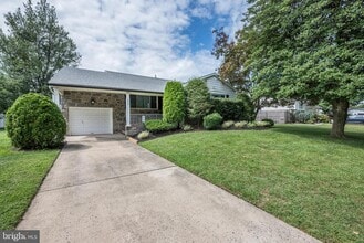 Building Photo - 1717 Country Club Dr