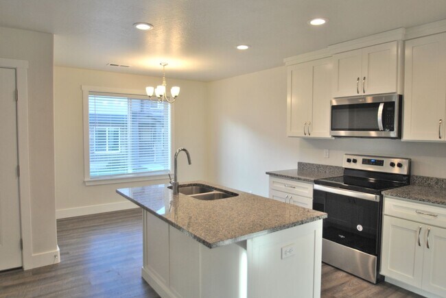 Foto del edificio - Conveniently Located North Logan Village Townhome | Near Utah State and Hospitals
